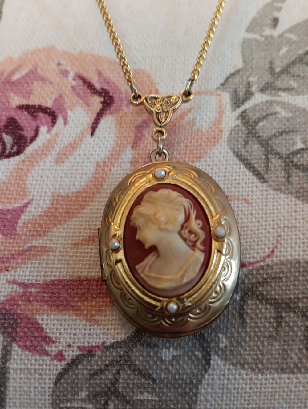 ^ Vintage Cameo and Pearl Locket Necklace